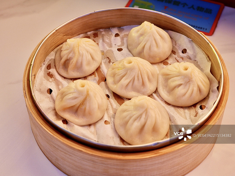 碗里盛着饺子的特写，桌子上，中国图片素材