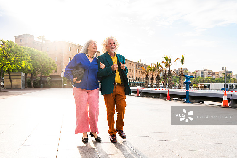 在西班牙巴塞罗那户外约会的老年情侣图片素材
