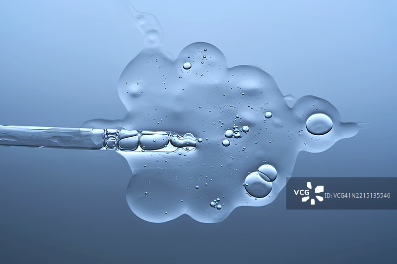 带有微针的精华液质地和化妆滴管，背景为蓝色图片素材