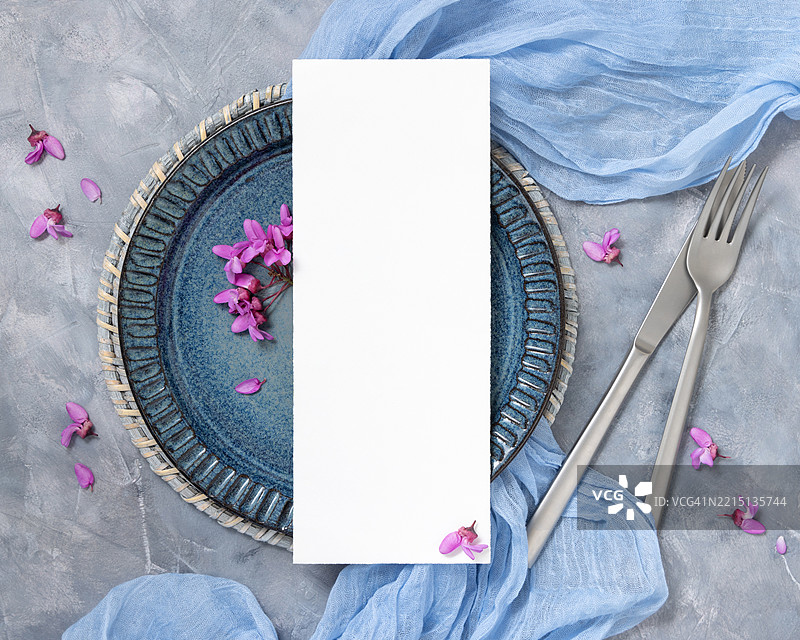婚礼桌位，旁边有卡片，搭配织物和野生紫色花朵的俯视图，春季样板图片素材