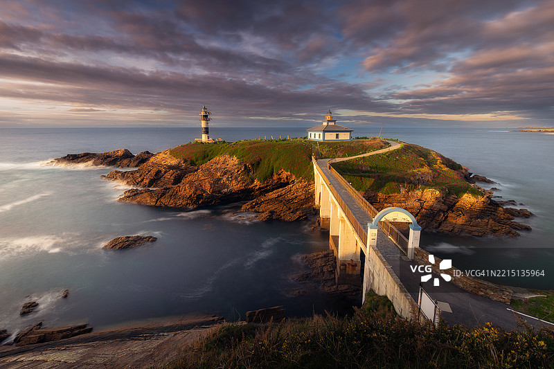 西班牙海面与多云天空的美丽景色图片素材