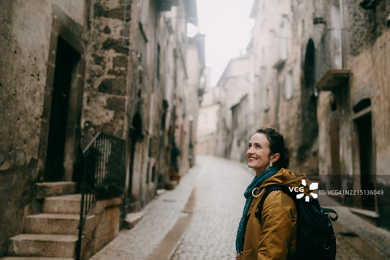 意大利中世纪小镇上的快乐女性图片素材