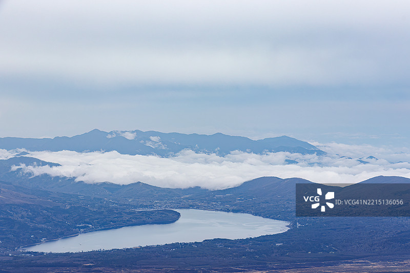 从富士山五合目（2305米）看到的云海和山中湖。图片素材