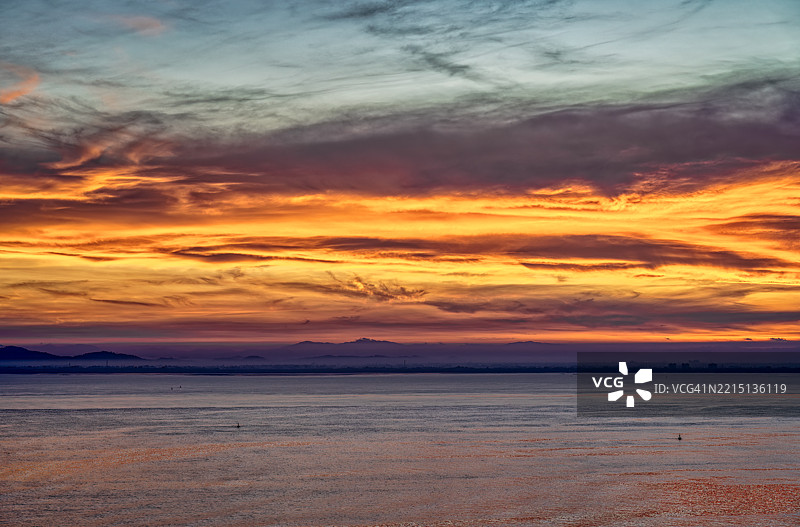 海面与橙色天空的美丽景色图片素材