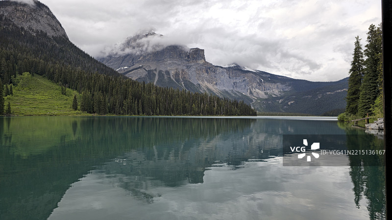 湖泊和山脉在天空下的美丽景色图片素材