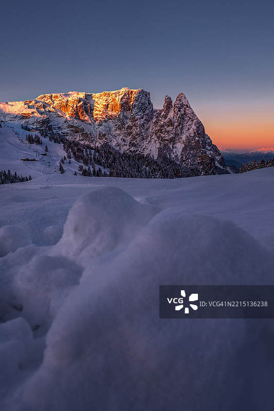 日落时分，雪山与天空的美丽景色图片素材