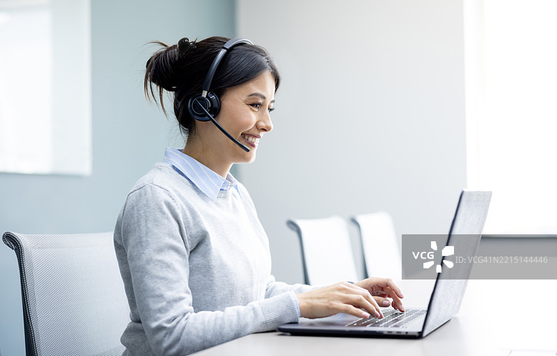 呼叫中心的客户服务代表图片素材