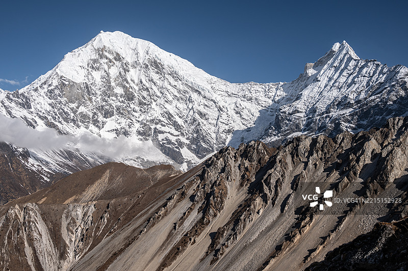 美丽的朗塘利隆山（7,234米）景观，右侧是昌布山（6,251米），从尼泊尔Kyanjin Gompa村的Tsergo Ri峰俯瞰。图片素材