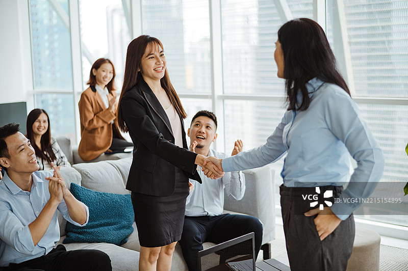 女性专业人士在办公室讨论中签署协议图片素材