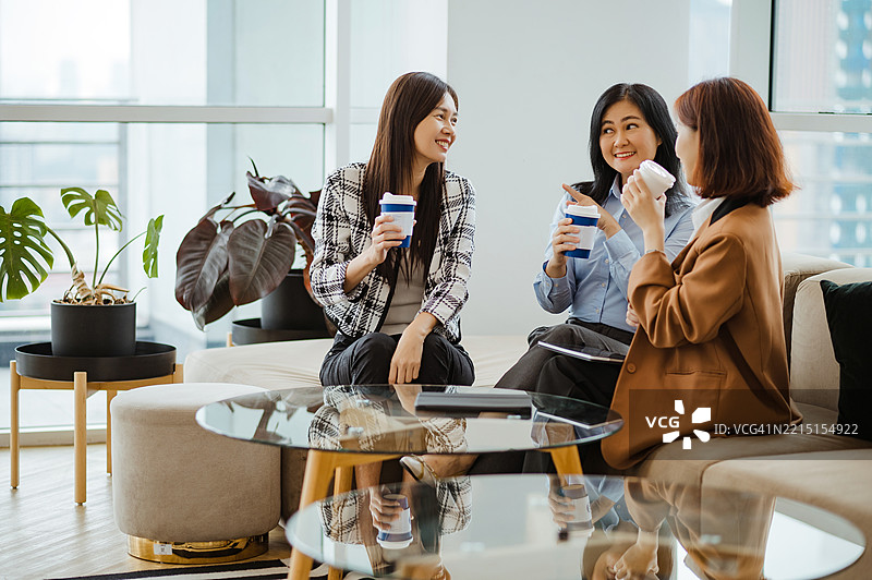 一群女商人在现代办公室享受咖啡休息时间图片素材