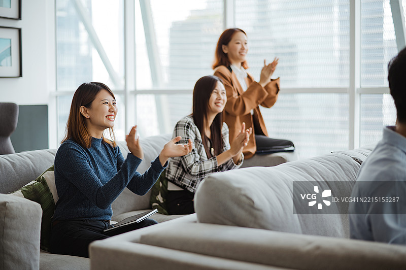 女性专业人士在小组讨论中鼓掌图片素材