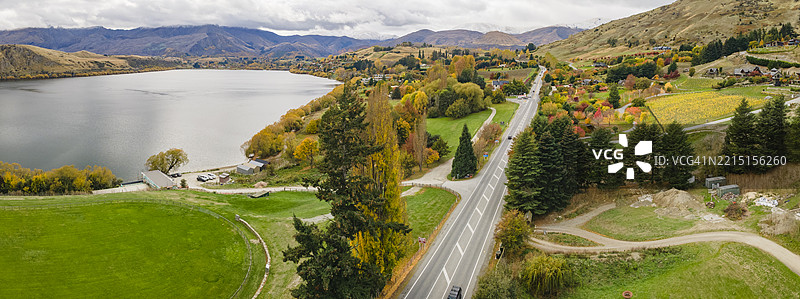 秋季驾车前往海斯湖旁的箭镇图片素材