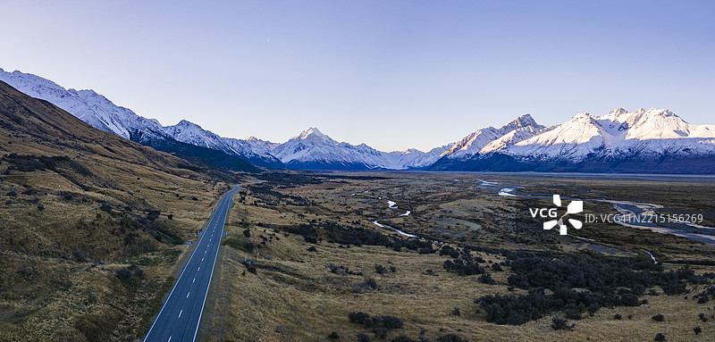 沿着80号州际公路驶向阿奥拉基/库克山的日落景色图片素材