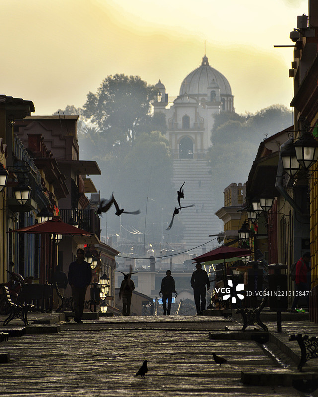 圣克里斯托瓦尔·德·拉斯卡萨斯的早晨：从瓜达卢佩街到瓜达卢佩教堂图片素材