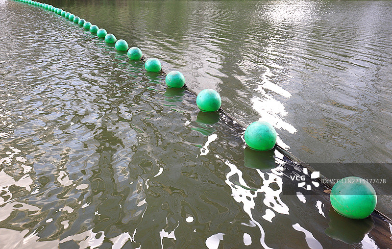 绳索旁的安全浮标图片素材