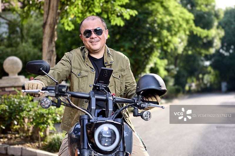 男人在街上享受骑自行车的乐趣图片素材