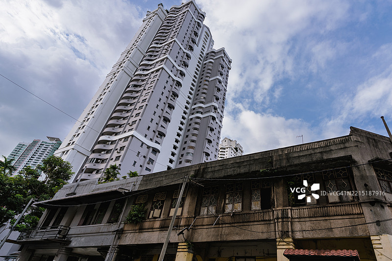 吉隆坡的老建筑与现代高楼的城市对比图片素材