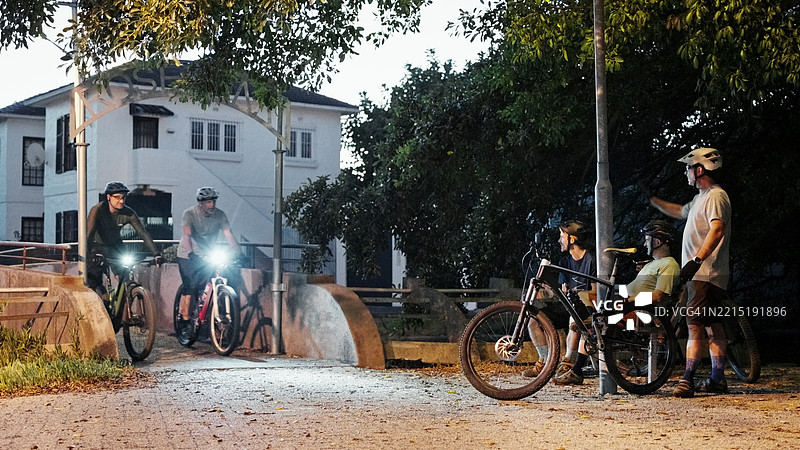 骑自行车的人在城市聚集，准备进行清晨骑行图片素材