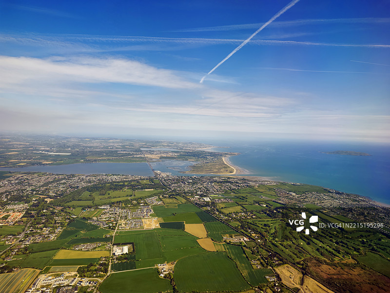 从飞机窗户看到的爱尔兰都柏林的景观和河流的鸟瞰图图片素材