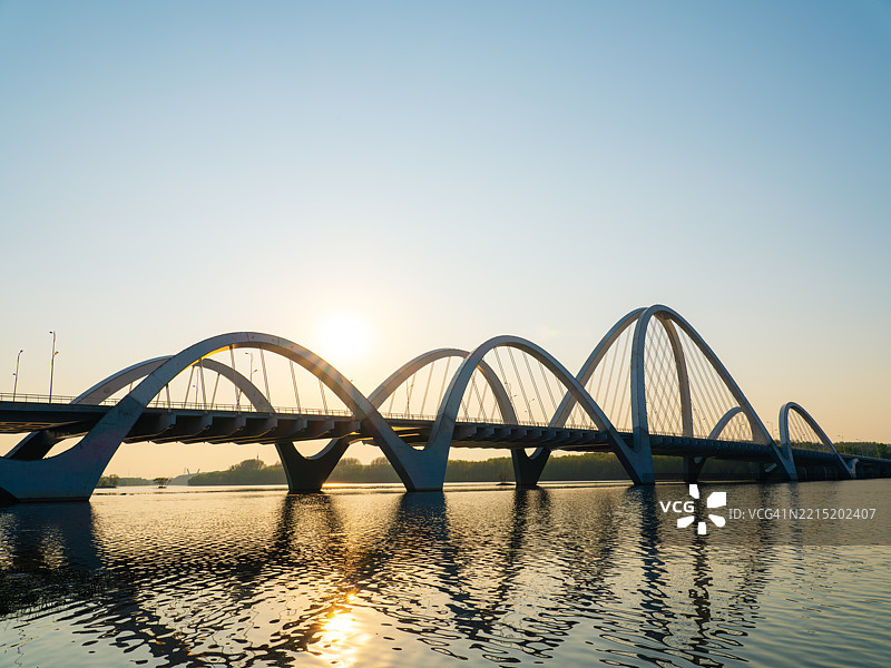现代桥梁在日落时分图片素材