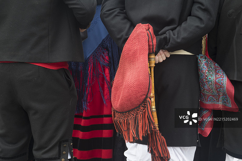 传统加利西亚服装，音乐家在文化活动中将风笛背在身后图片素材