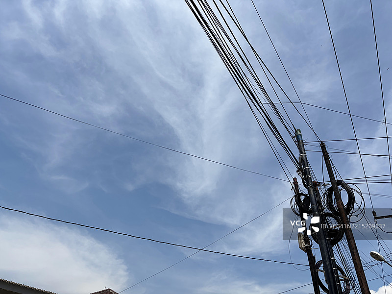 美丽的天空与杂乱的电线纠缠在一起图片素材