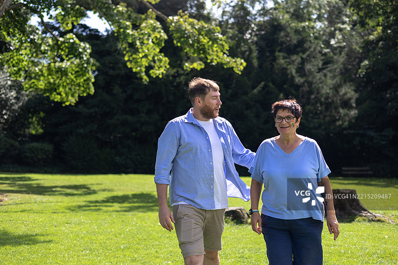 在公园中悠闲散步图片素材