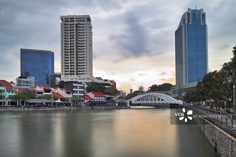 新加坡的船湾和埃尔金桥图片素材