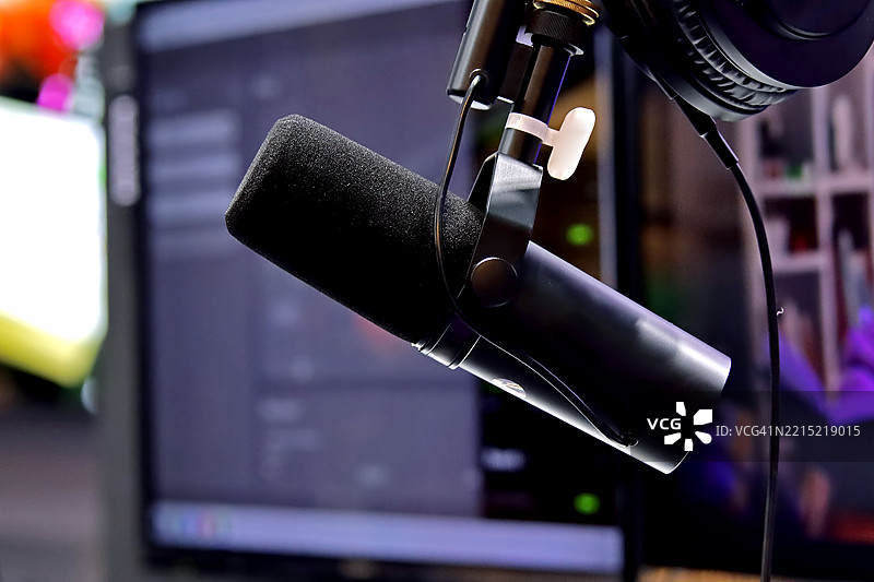 专业录音设备，黑色麦克风安装在支架上图片素材