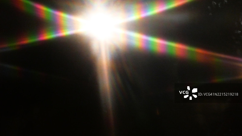 黑色背景上的彩色光线。图片素材