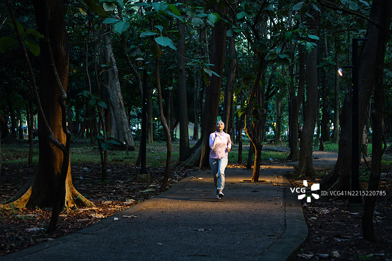穆斯林女性，跑步，运动图片素材