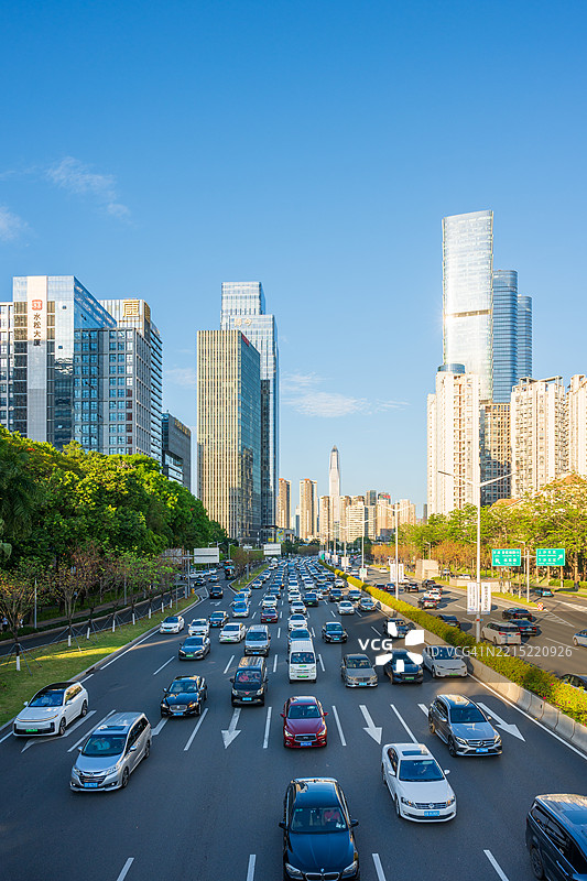 深圳市中心晚高峰繁忙的交通。交通堵塞图片素材