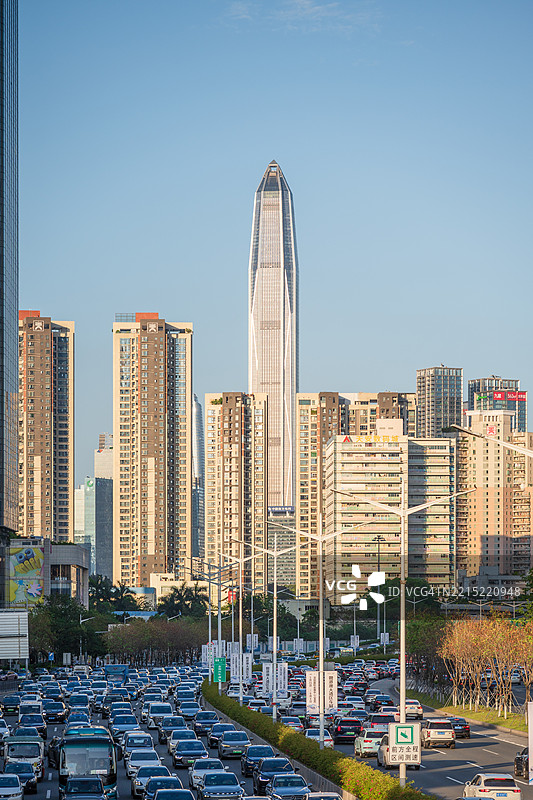 深圳市中心傍晚高峰时段繁忙的交通。交通堵塞图片素材