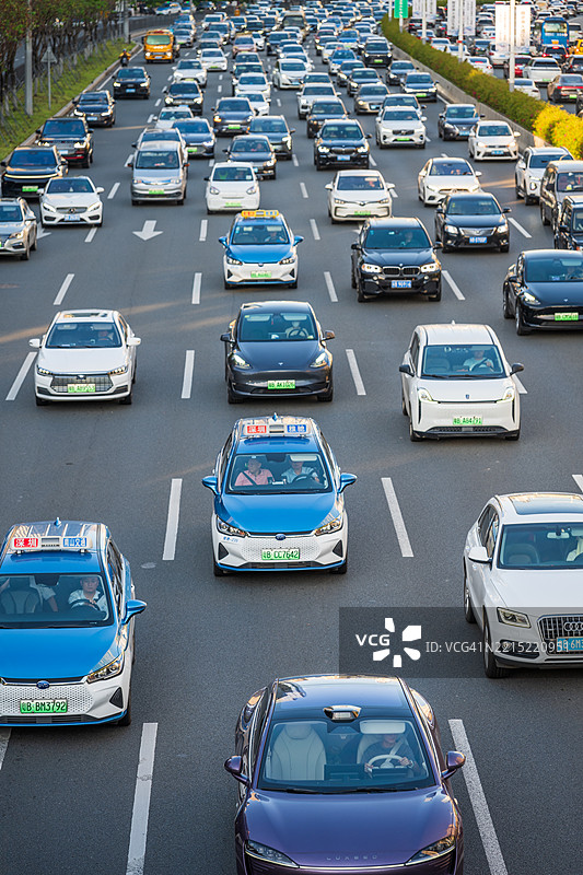 福田CBD中心区域主干道在高峰时段的繁忙交通流量图片素材