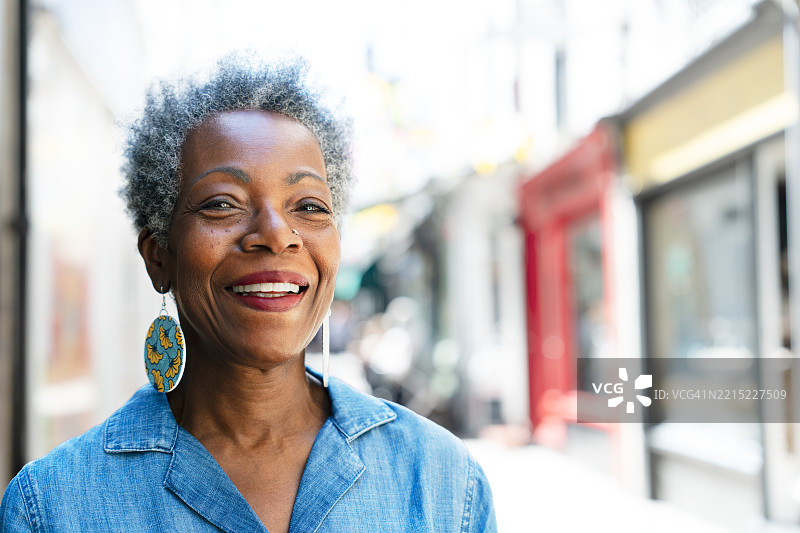 购物街上的女性肖像图片素材