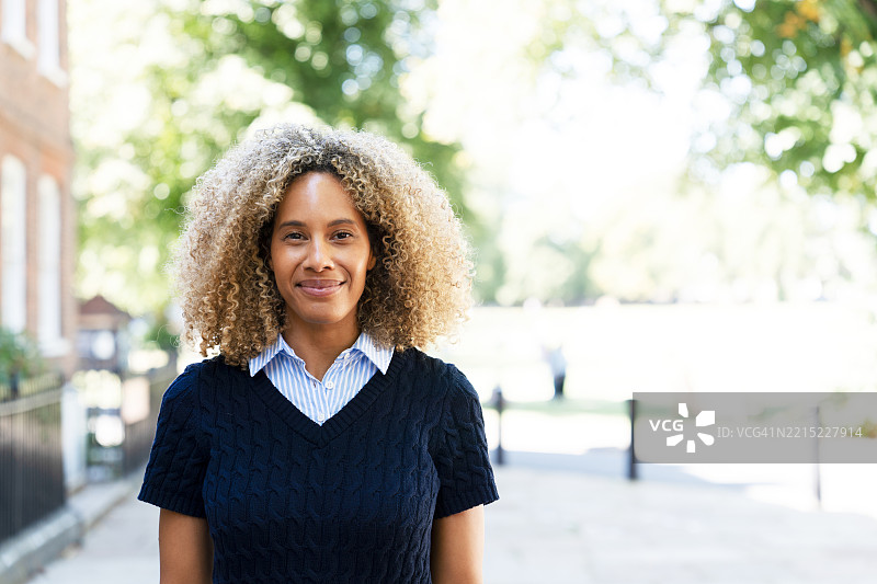 女人凝视镜头的肖像图片素材