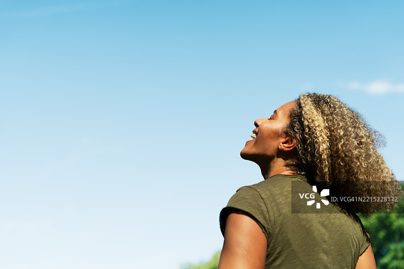 开心的女人仰望，充满兴奋图片素材
