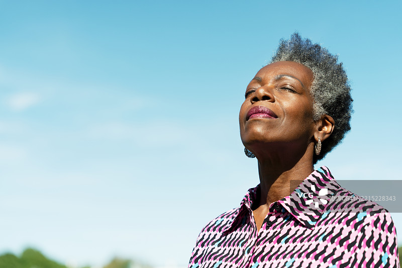 阳光明媚的日子里宁静的女人图片素材