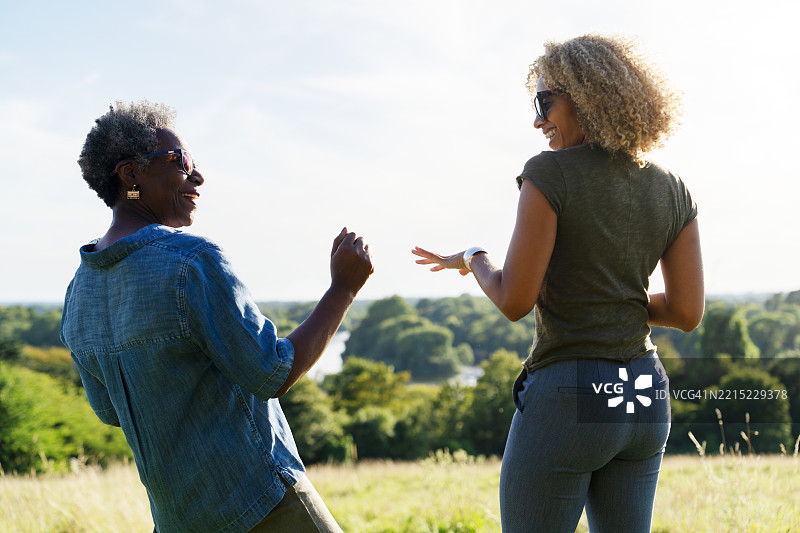 两代女性在一起玩耍，享受欢乐时光图片素材