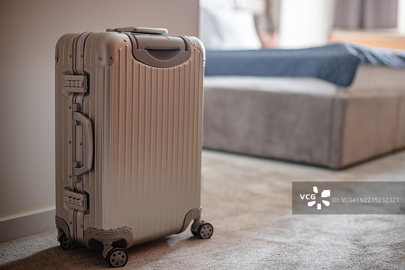 酒店房间里的行李箱图片素材