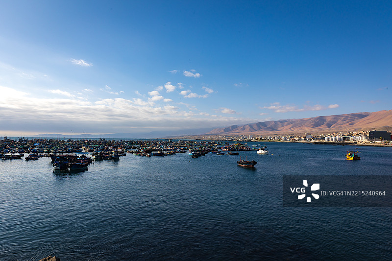 在秘鲁南部伊洛港的太平洋上，渔船停泊。图片素材