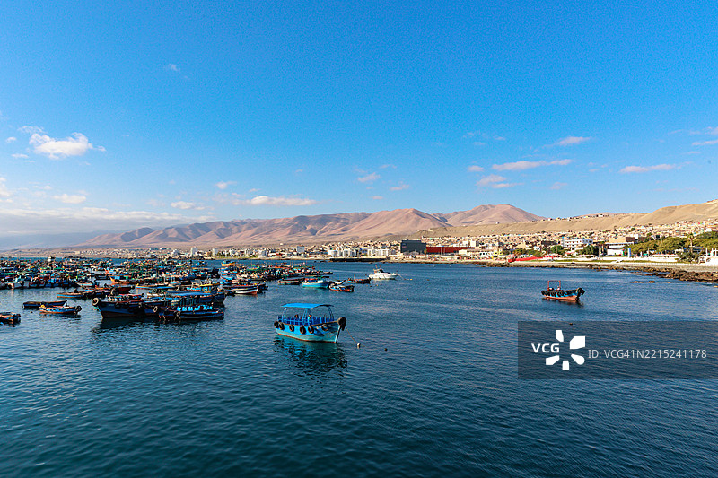 在秘鲁南部伊洛港的太平洋上捕鱼的船只图片素材
