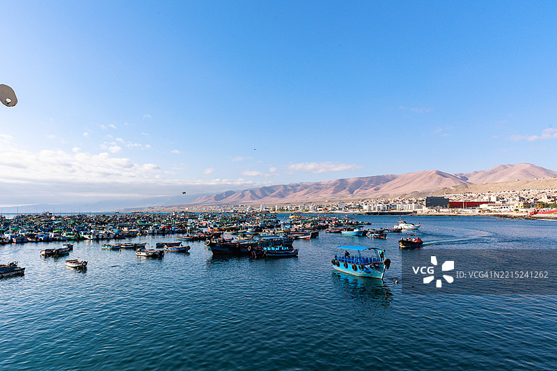 在秘鲁南部伊洛港的太平洋上，渔船停泊。图片素材