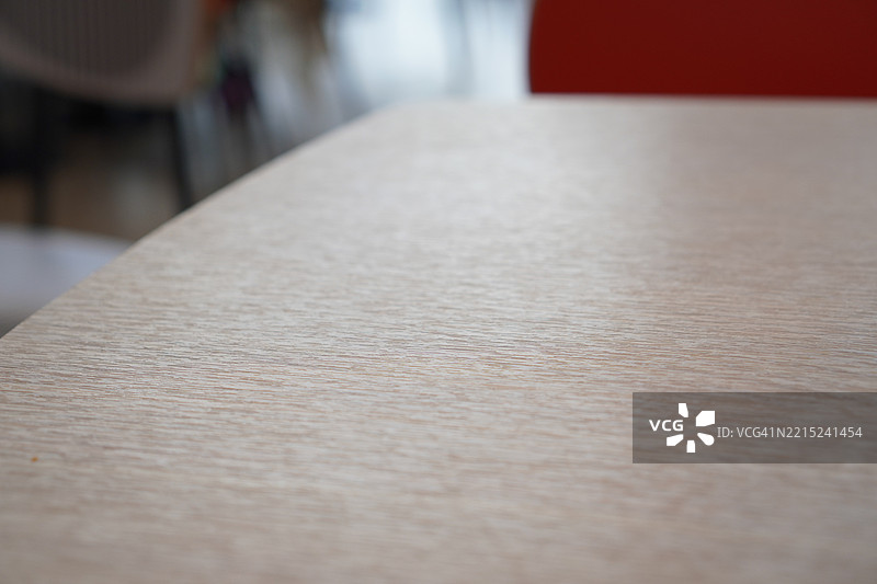 模糊咖啡店背景中的深棕色木桌图片素材