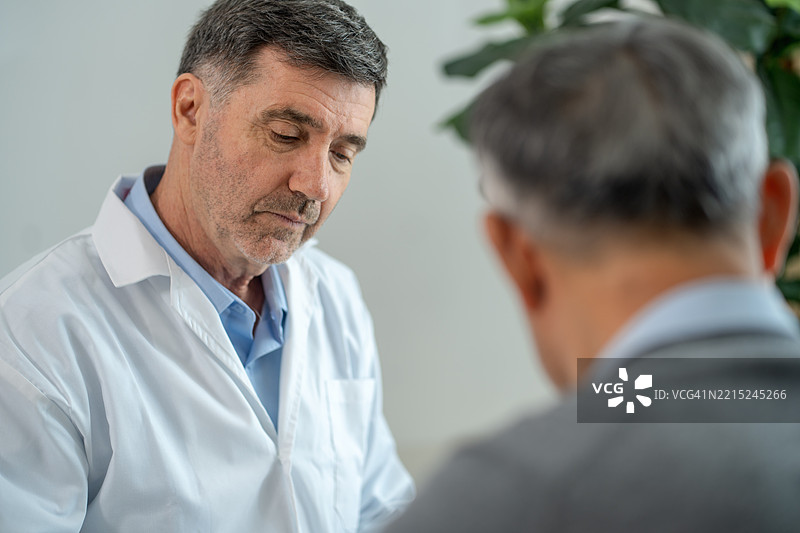 与医疗专业人士进行的关于健康和福祉的患者咨询会话。图片素材