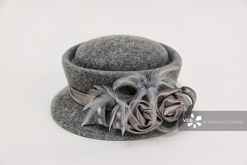 灰色毛毡帽在白色背景下的高角度视图。图片素材
