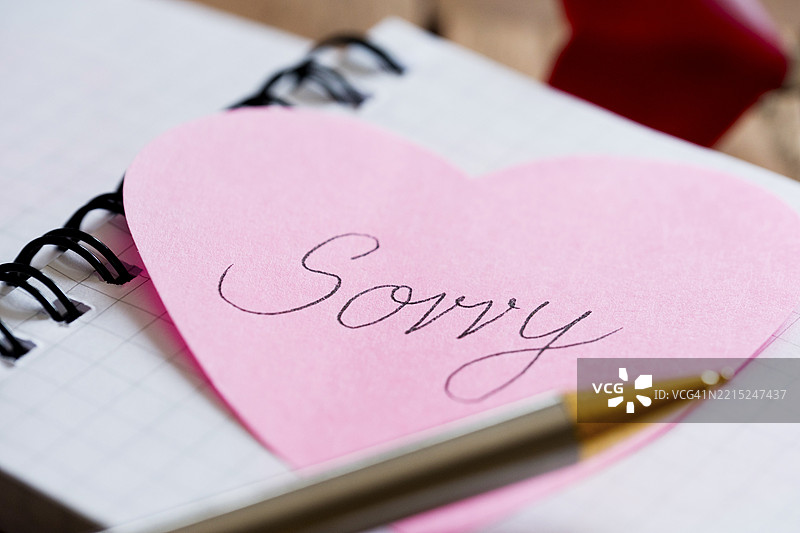 带有“对不起”字样的心形贴纸图片素材