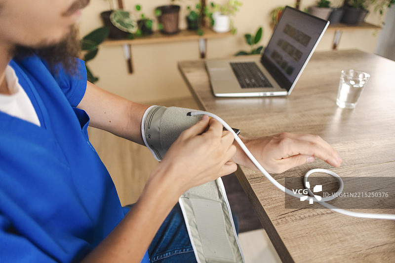 冷静的男护士正在测试血压仪器图片素材