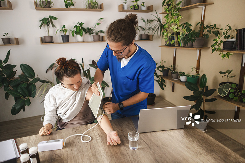 一位乐于助人的男护士图片素材