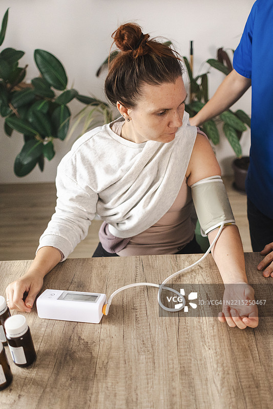 乐于助人的男护士与他的病人图片素材